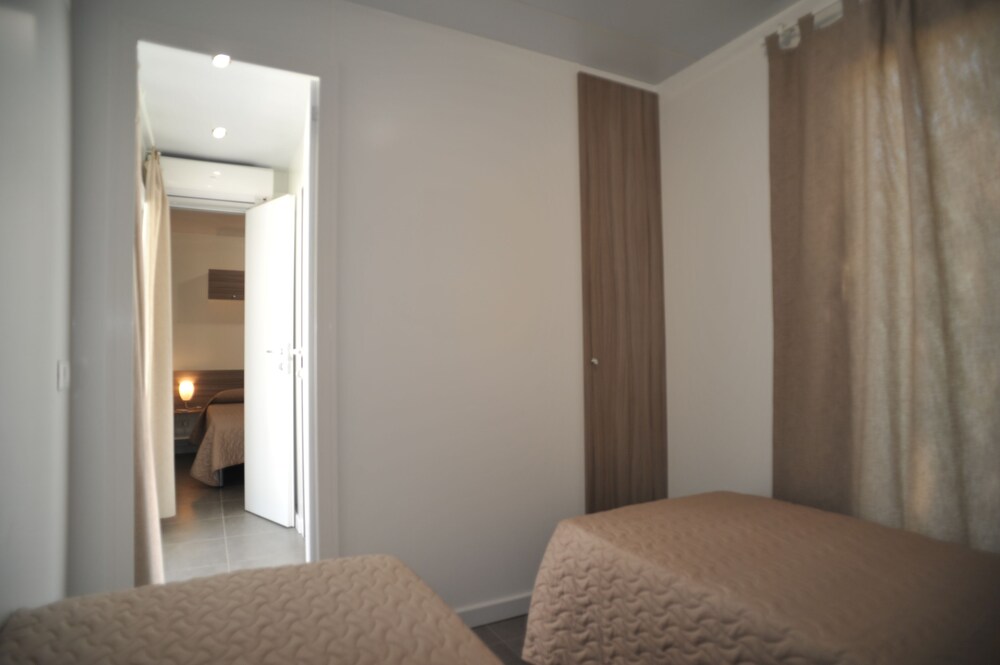 Camera (Casa mobile familiare, 2 camere da letto, angolo cottura, vista mare parziale)