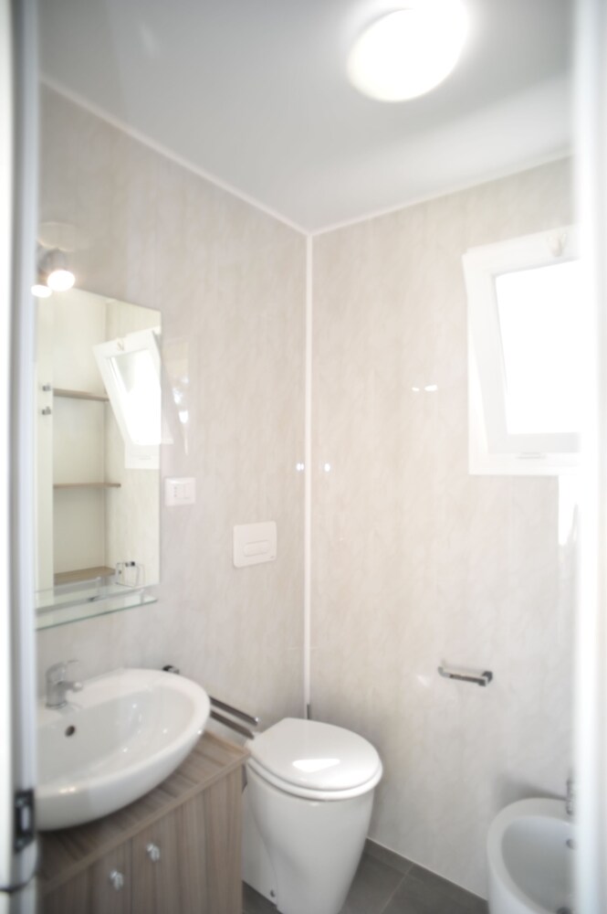Bagno (Casa mobile familiare, 2 camere da letto, angolo cottura, vista mare parziale)