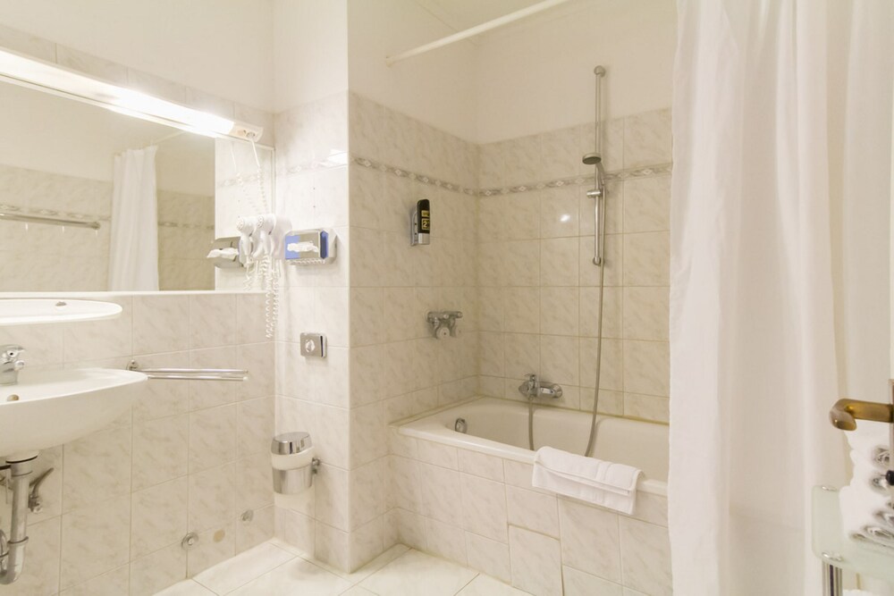 Apartment, 3 Bedrooms, Kitchen (Excluded € 45 cleaning fee ) - Bathroom