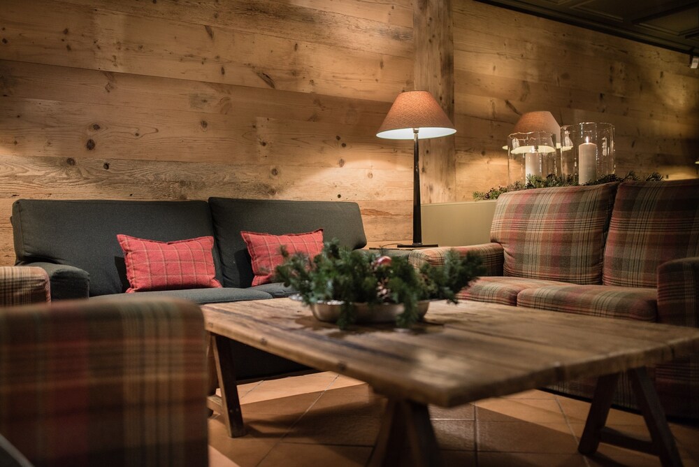 Hotel Lounge