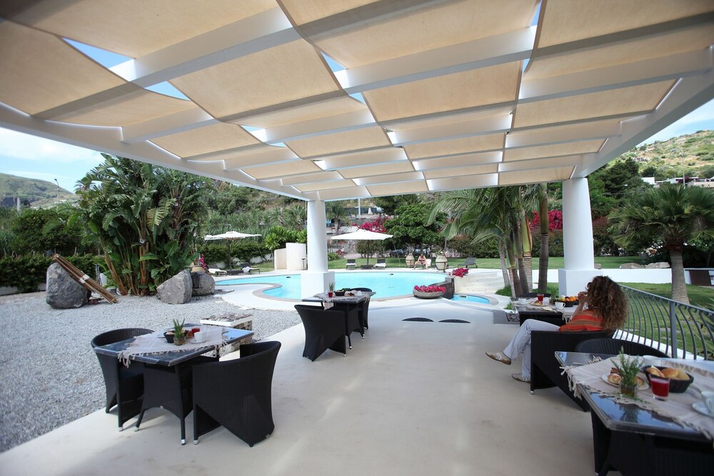 Poolside Bar