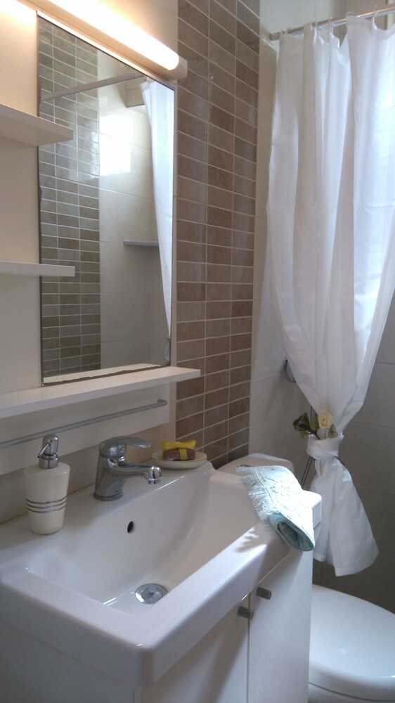 Standard Studio - Bathroom