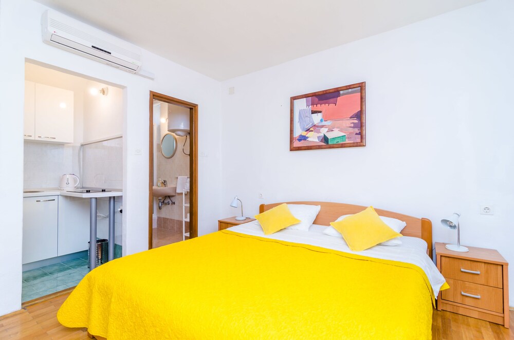 Standard Studio - Guestroom