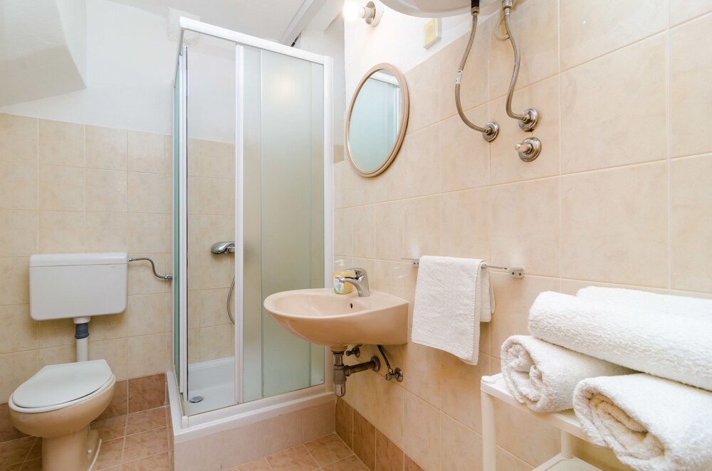 Standard Studio - Bathroom