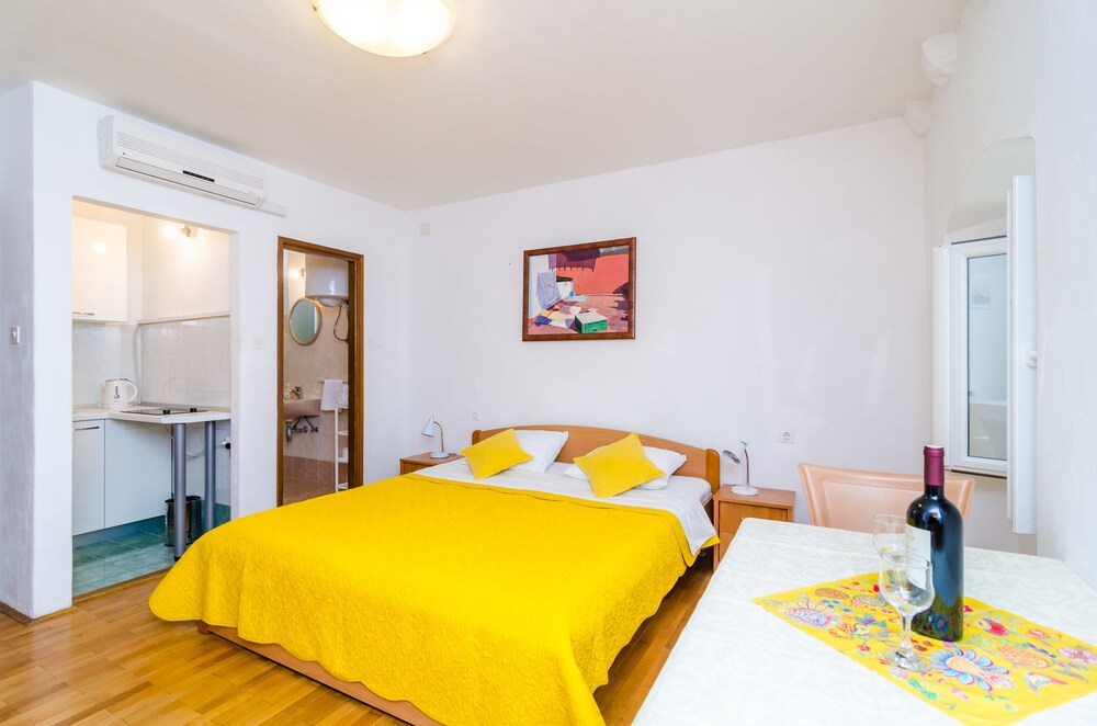 Standard Studio - Guestroom