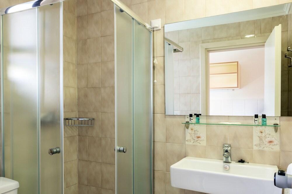 Superior Studio - Bathroom Shower