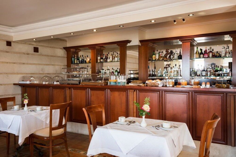 Hotel Bar