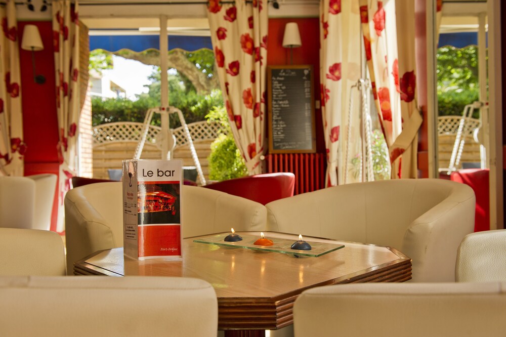 Hotel Lounge