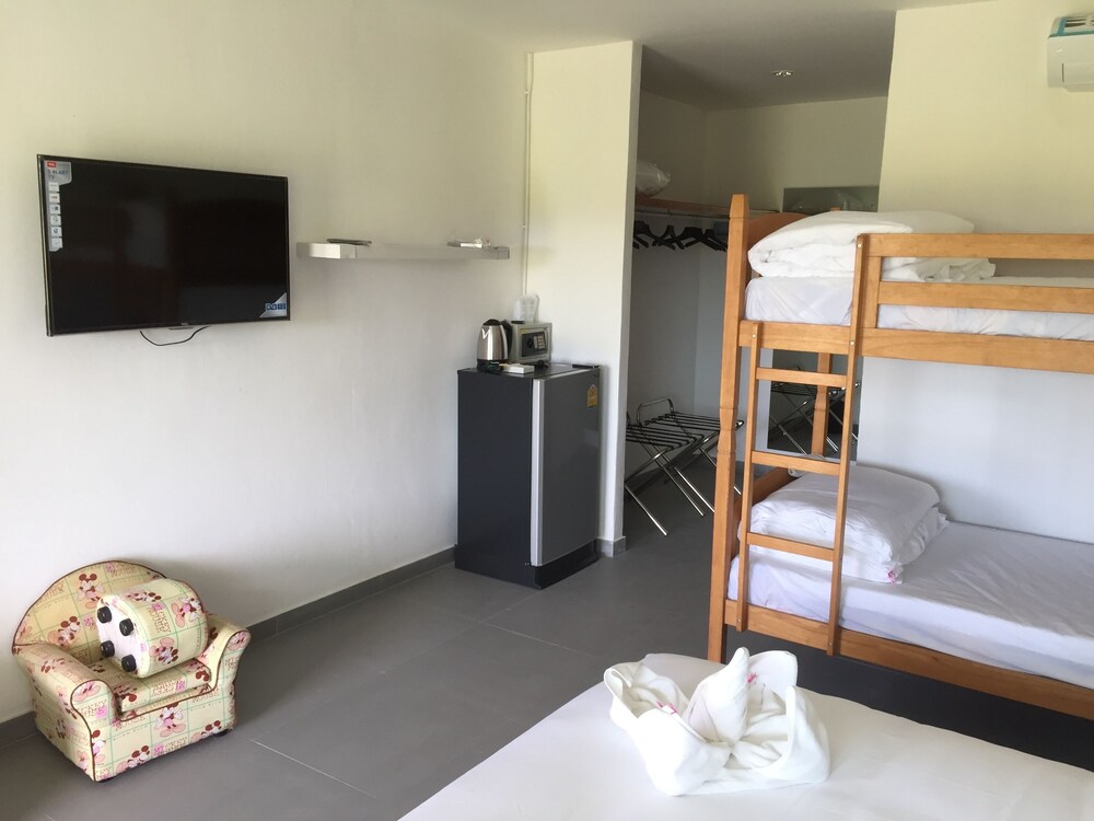 Deluxe Quadruple Room, 1 Bedroom - Guestroom