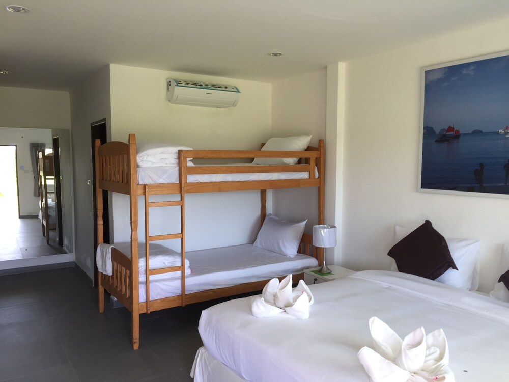 Deluxe Quadruple Room, 1 Bedroom - Guestroom