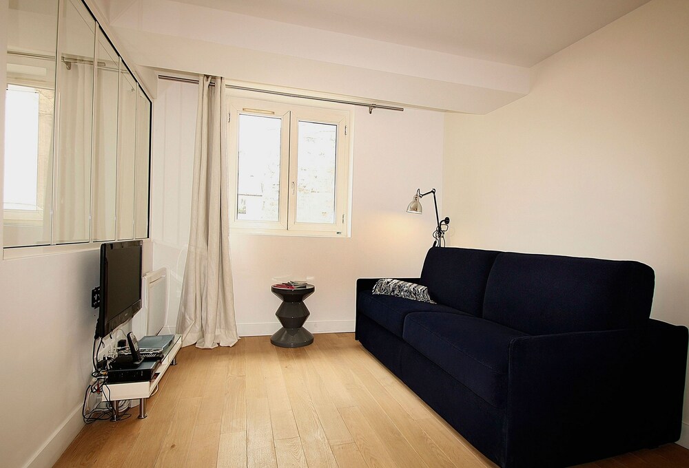 Standard Apartment, 1 Bedroom - Living Room