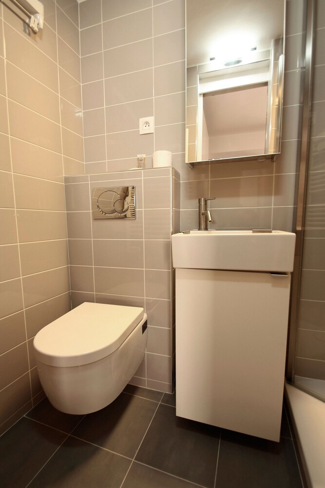 Studio - Bathroom