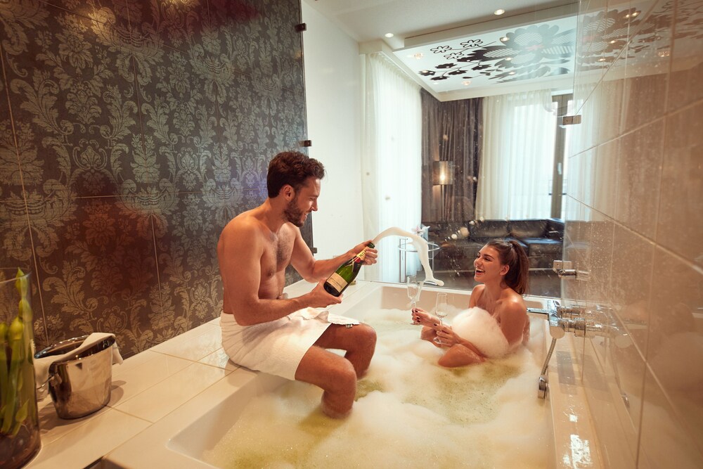 Deep Soaking Bathtub