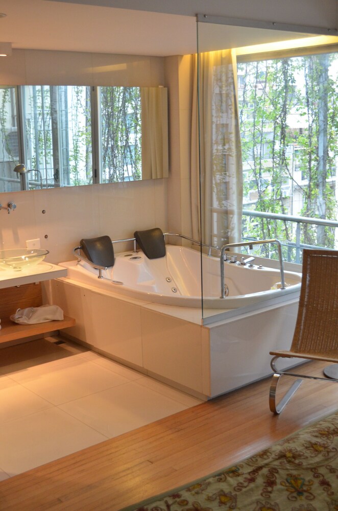 Deep Soaking Bathtub