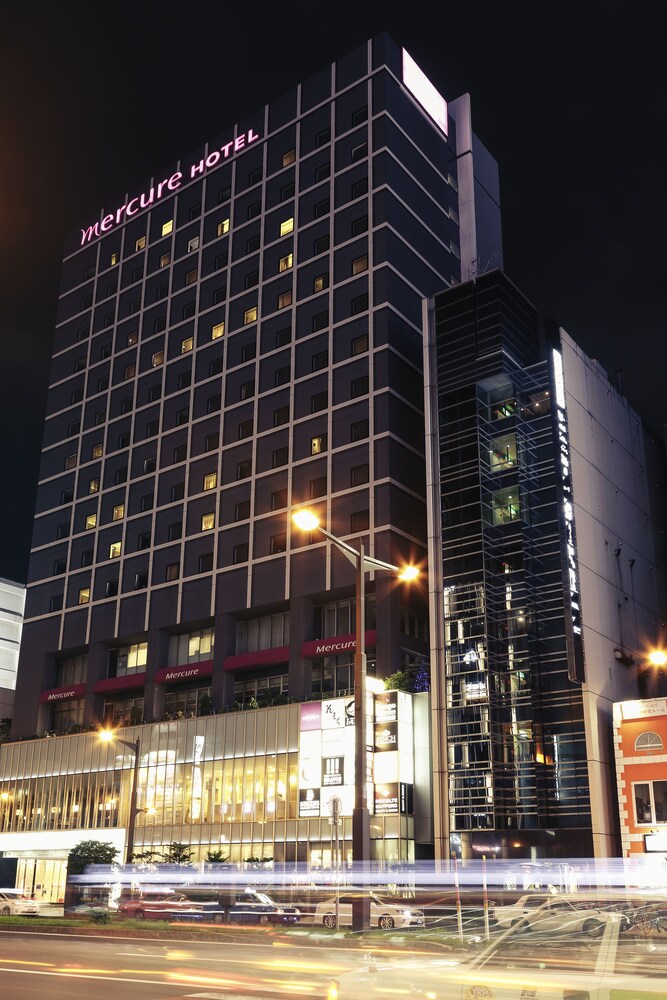 ด้านหน้าของโรงแรม - ช่วงเย็น/กลางคืน