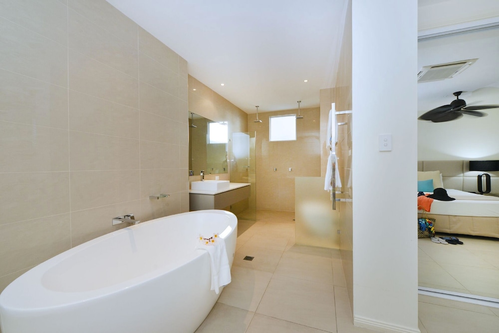 Deep Soaking Bathtub