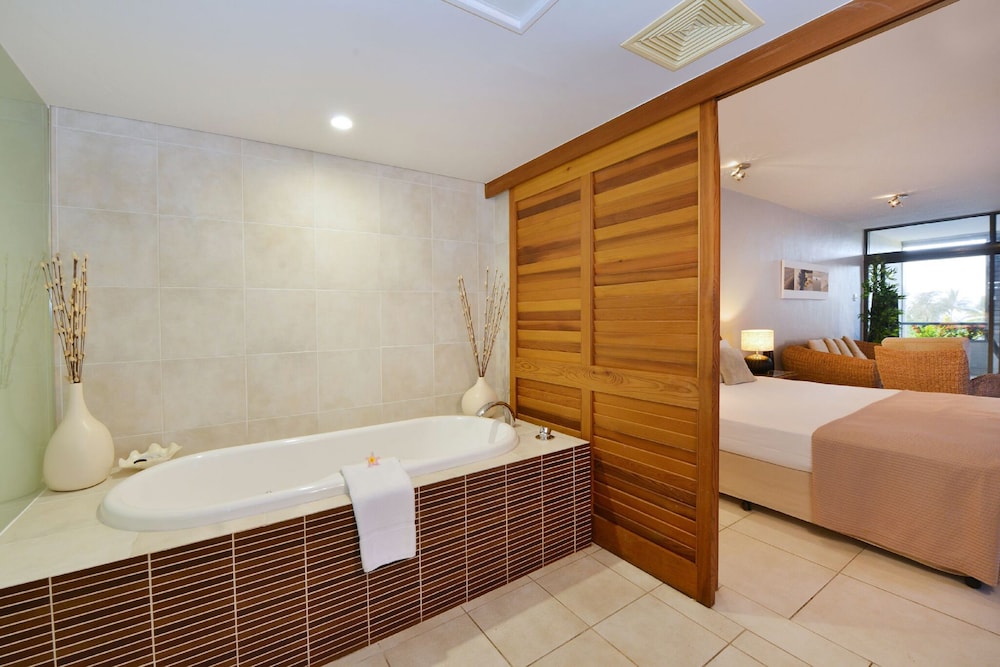 Deep Soaking Bathtub