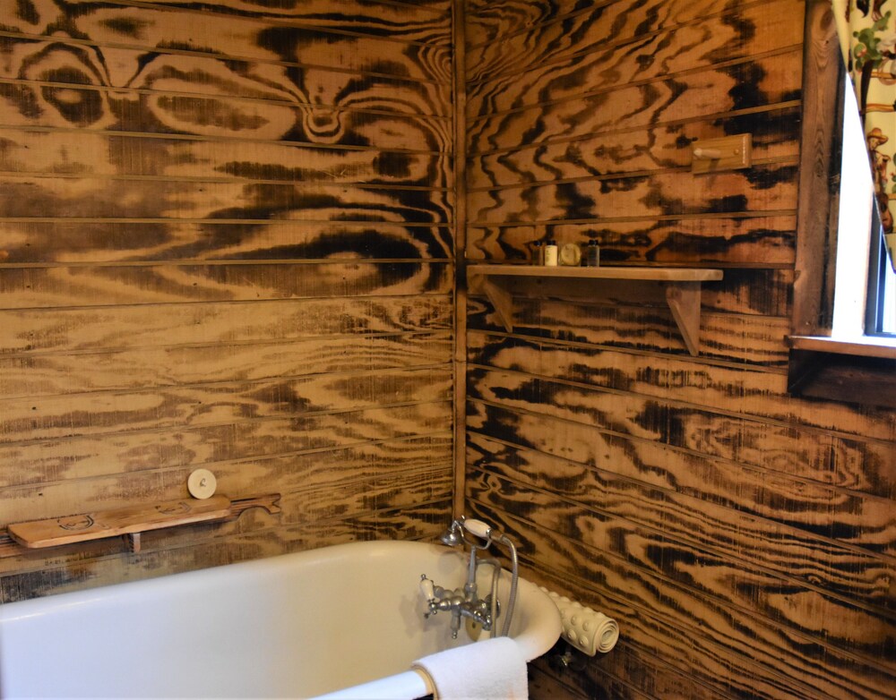 Deep Soaking Bathtub