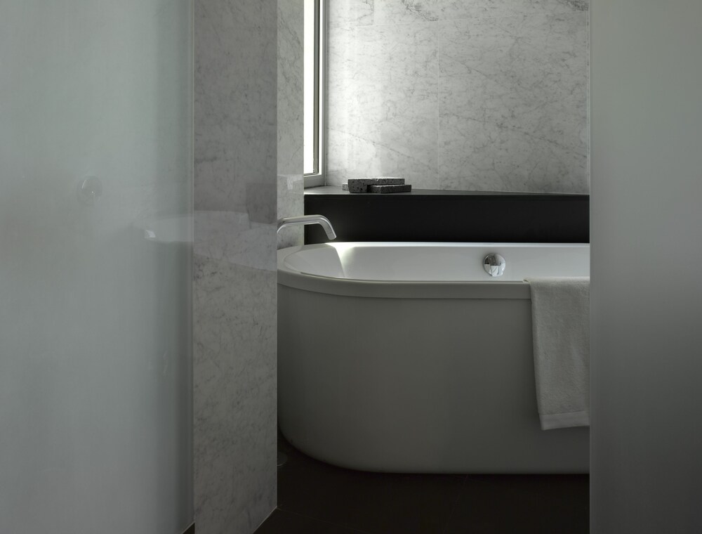 Deep Soaking Bathtub
