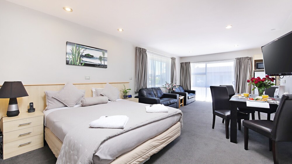 Two Bedroom Apartment with Two Bathrooms - Guestroom
