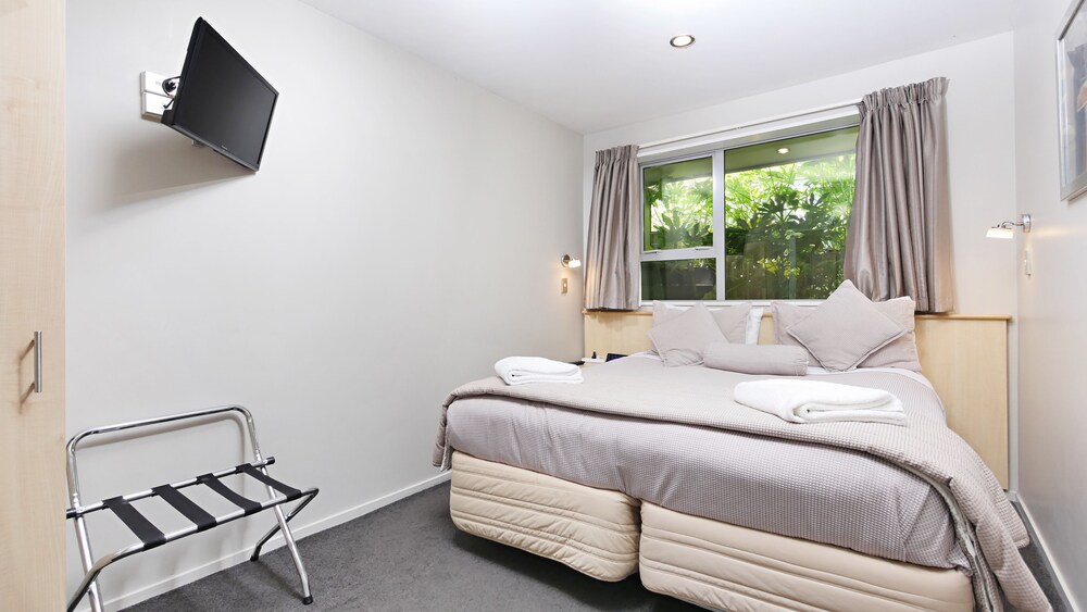 Two Bedroom Apartment with Two Bathrooms - Guestroom