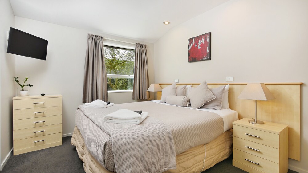 Deluxe One Bedroom Apartment - Guestroom