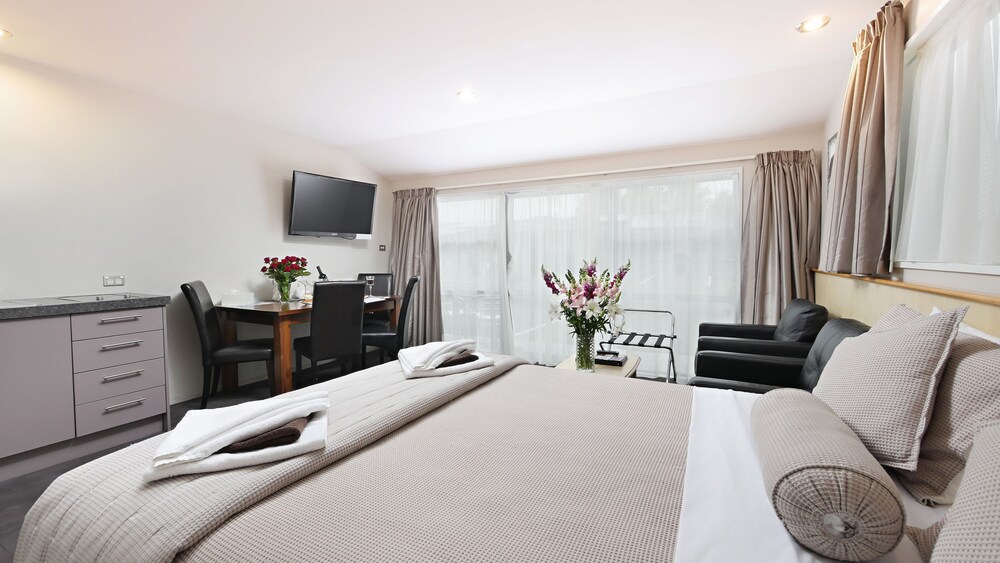 Large One Bedroom Apartment - Guestroom