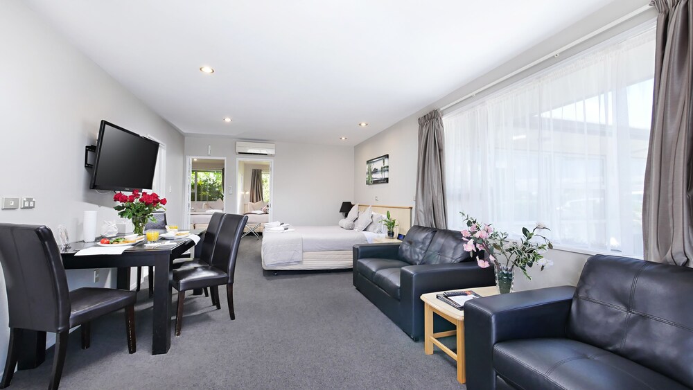 Two Bedroom Apartment with Two Bathrooms - Guestroom