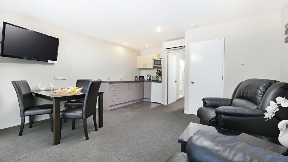 Deluxe One Bedroom Apartment - Guestroom