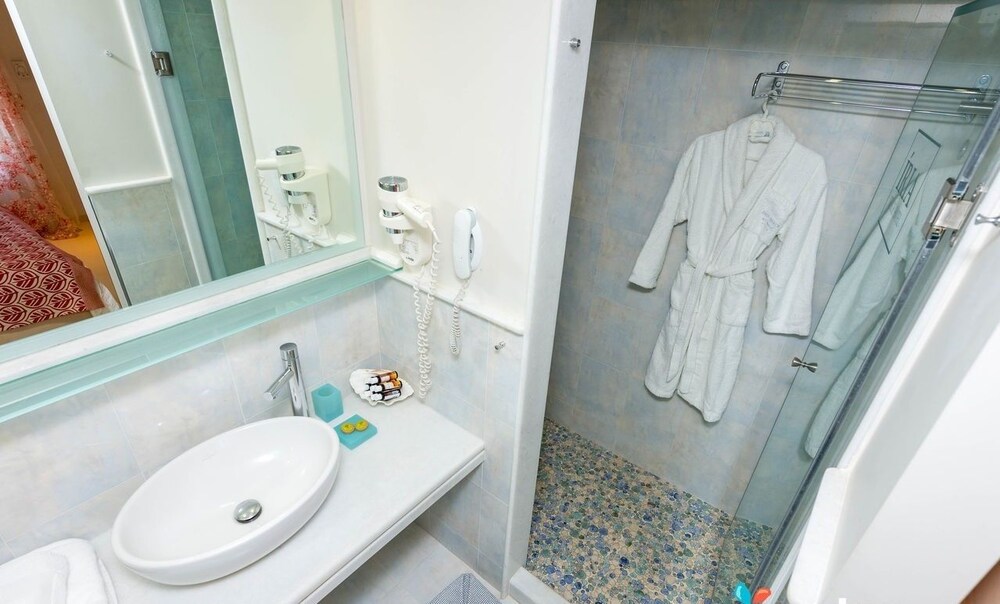 Deluxe Suite - Bathroom