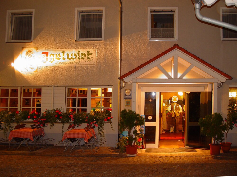 Hotelfassade am Abend/bei Nacht