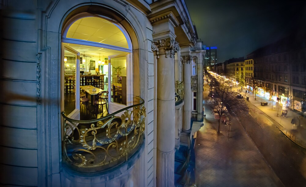 Hotelfassade am Abend/bei Nacht
