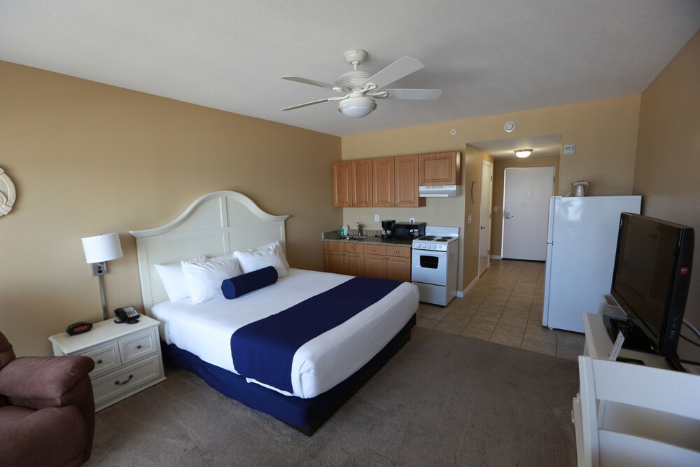 King Bed Studio - Gulf and Pool View (Accessible) - Guestroom