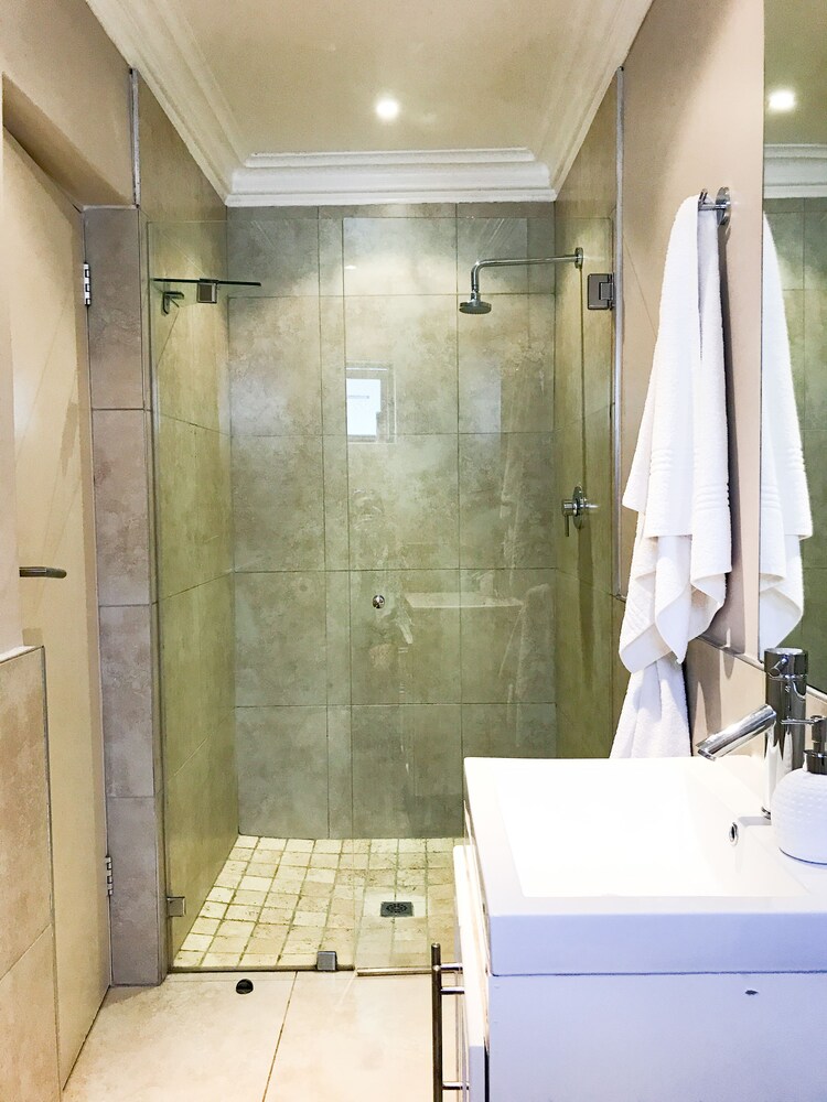 1 Bedroom Apartment - Bathroom