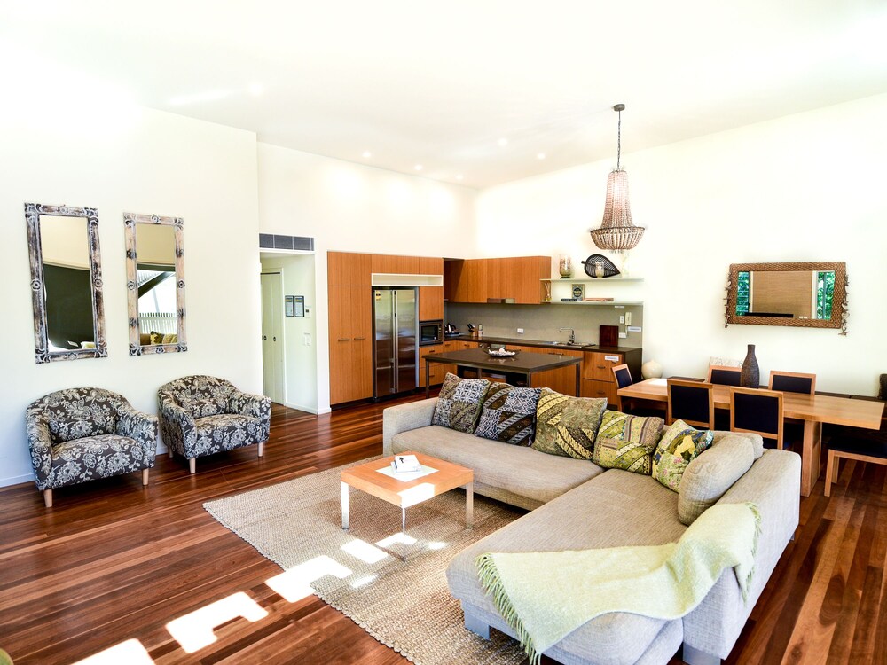 Penthouse (Bay) - Living Area
