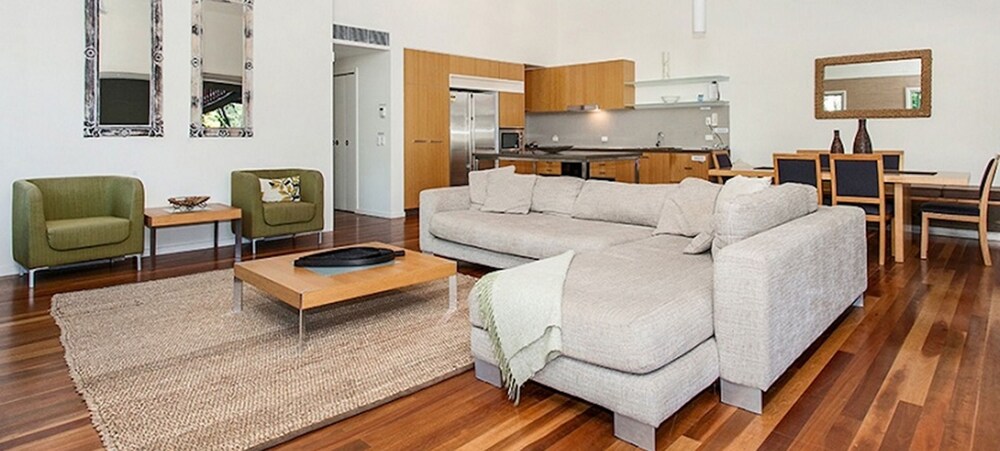 Penthouse (Bay) - Living Room