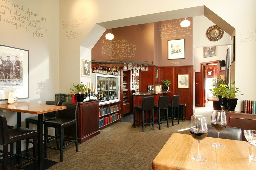Hotel Bar
