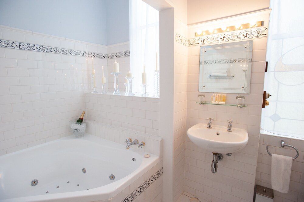 Deep Soaking Bathtub