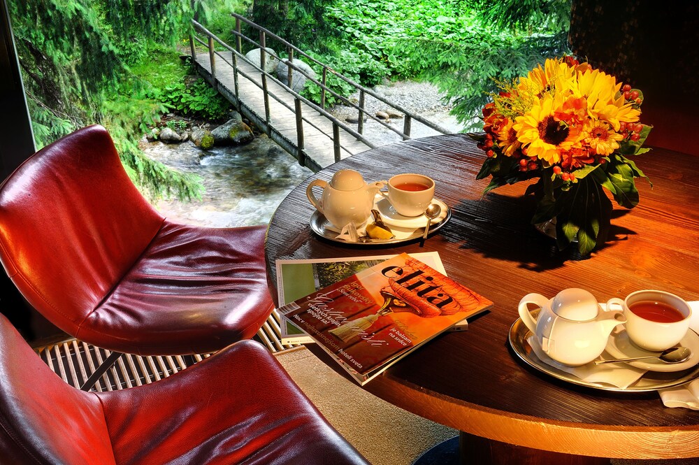Hotel Lounge
