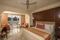 Deluxe Suite, Garden View (with Jacuzzi Mexico)