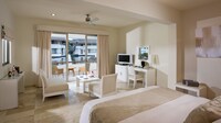 Suite With Jacuzzi and Outdoor Shower