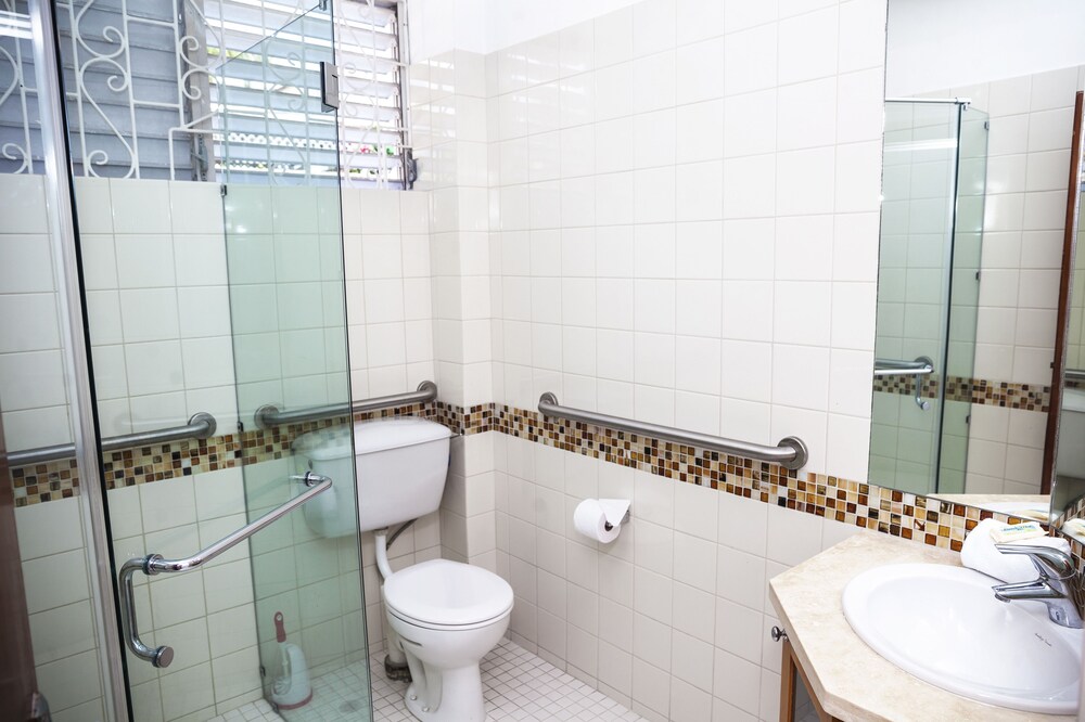 Standard Room, 2 Bedrooms - Bathroom