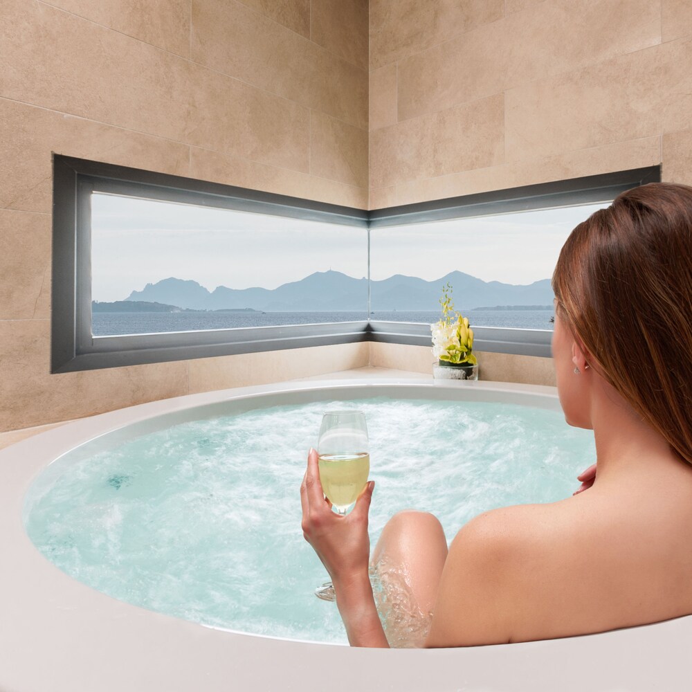 Deep Soaking Bathtub