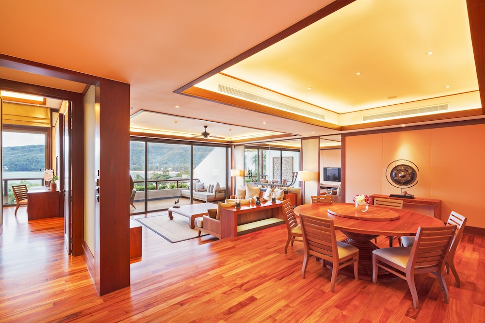 3 Bedroom Penthouse Pool Suite - Living Room
