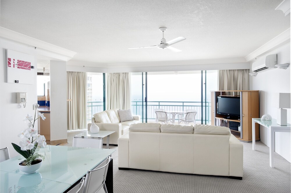 Apartment, 3 Bedrooms - Living Room