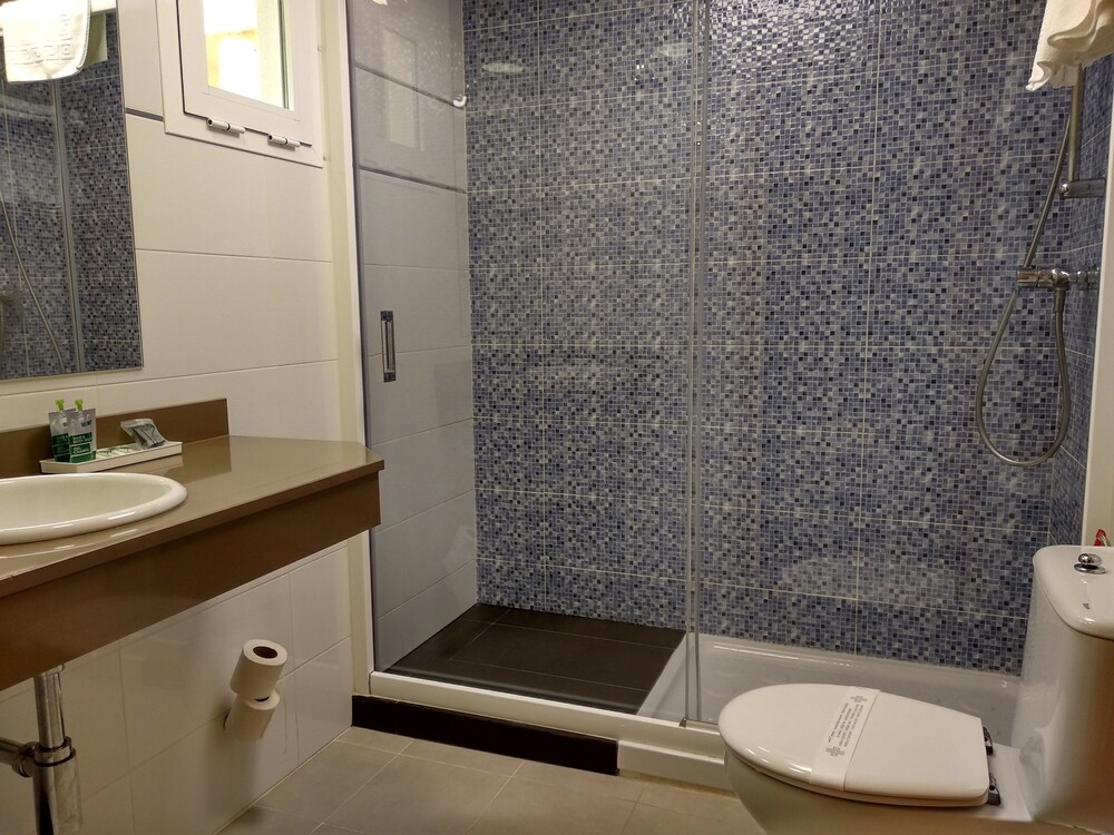 Superior Quadruple Room, 2 Bedrooms, 2 Bathrooms, Beachfront - Bathroom