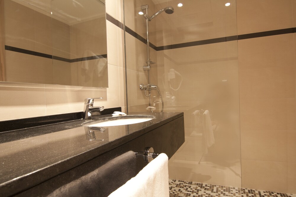 Studio - Bathroom