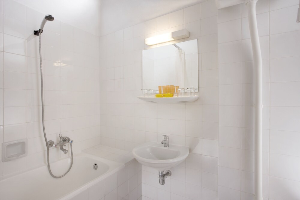Standard Apartment, 2 Bedrooms (4 - 6 persons) - Bathroom