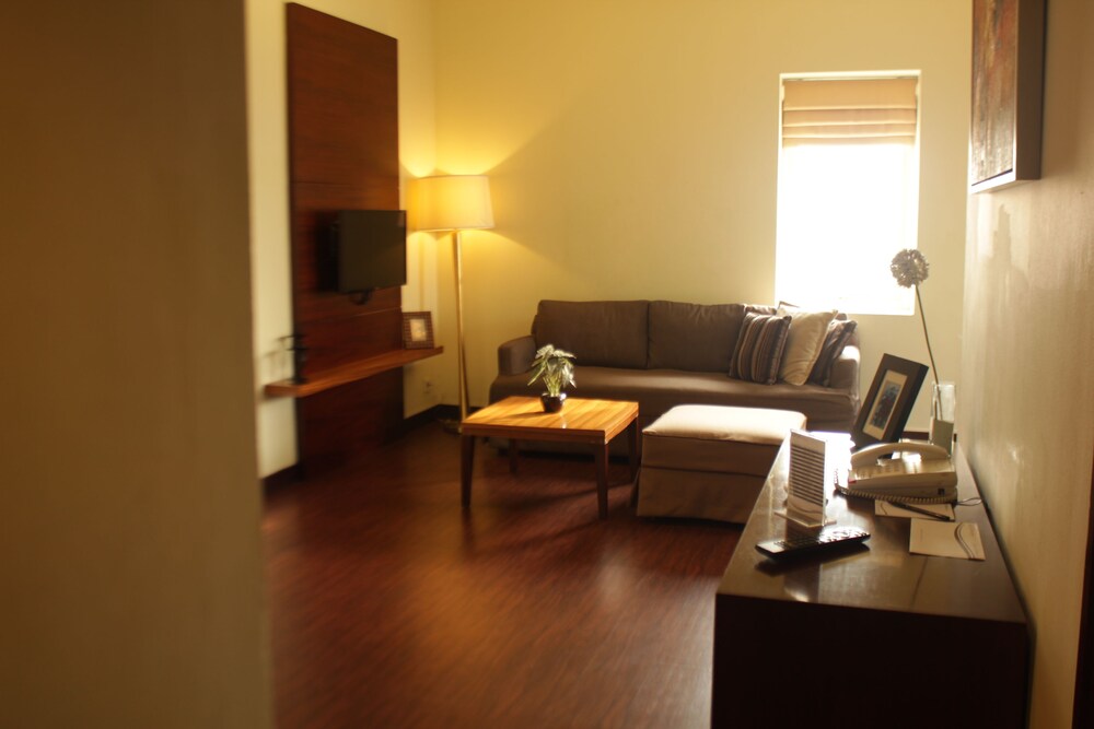 Deluxe Room, 2 Bedrooms - Living Room