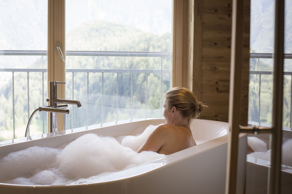 Deep Soaking Bathtub